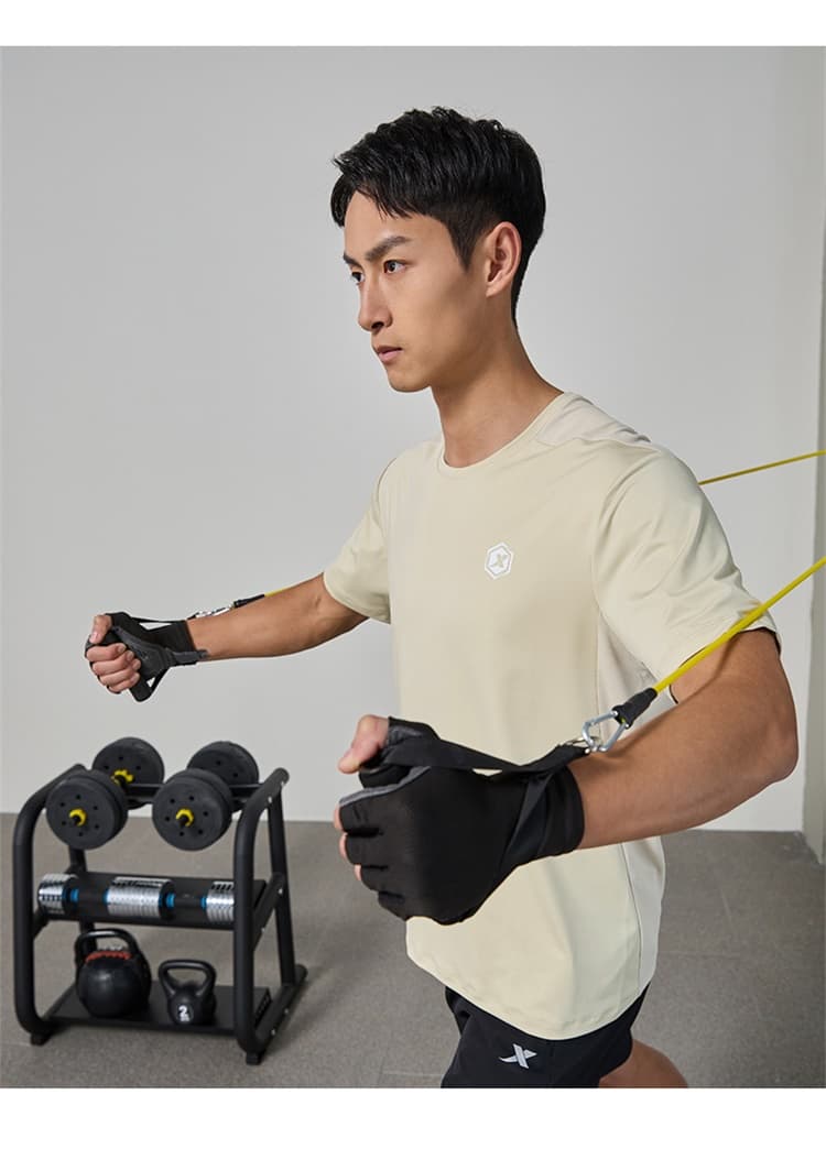 メンズスポーツウェア 動きやすさ極まる筋トレ用速乾シャツ